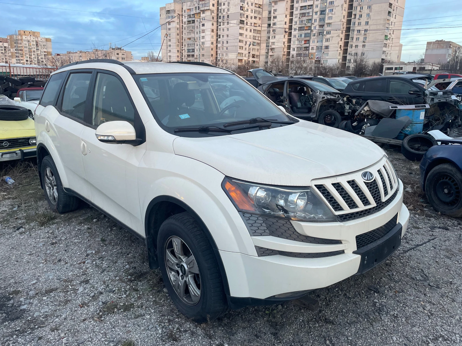 Mahindra XUV 500 2.2D 4x4 - изображение 6