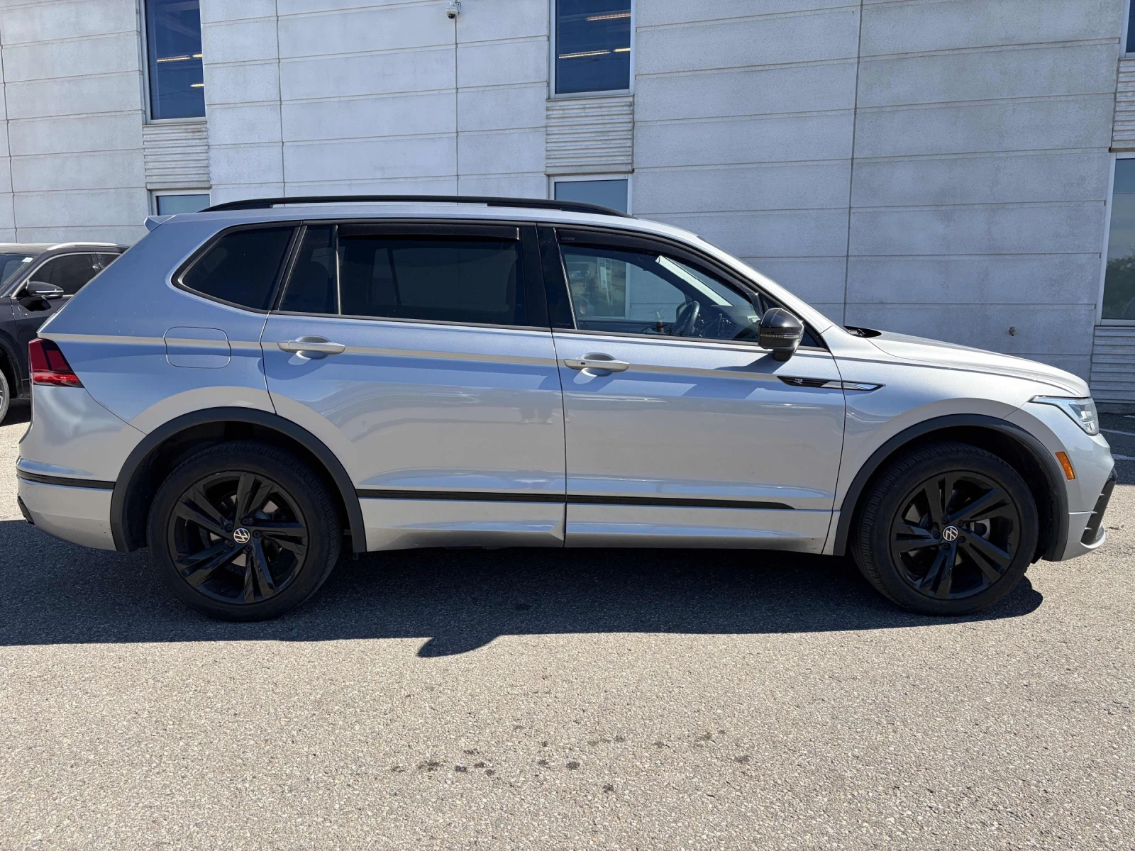 VW Tiguan  Comfortline R-Line Black Edition* Pano* Back cam, снимка 5 - Автомобили и джипове - 56270423