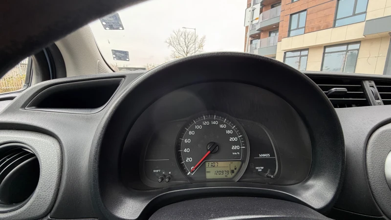 Toyota Yaris, снимка 10 - Автомобили и джипове - 52638036