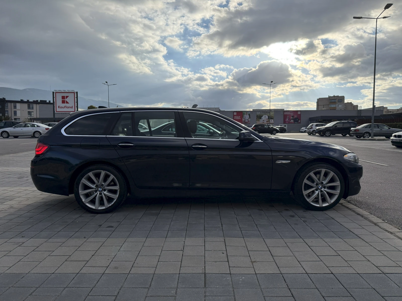 BMW 520 d НОВИ ВЕРИГИ * BI-XENON * КОЖА * ТЕГЛИЧ  - изображение 4