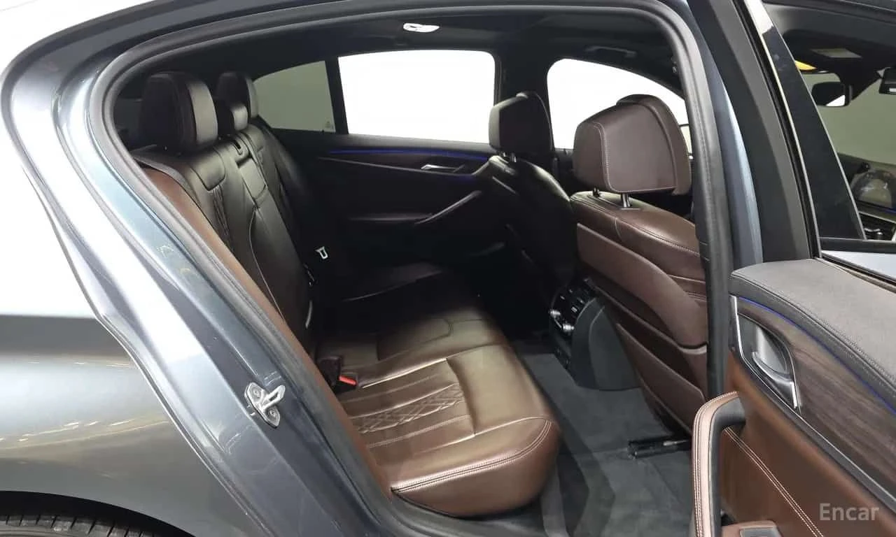 BMW 530 * 530i M Sport Package Plus * CARFAX * ЦЕНА ДО БГ, снимка 15 - Автомобили и джипове - 55558806