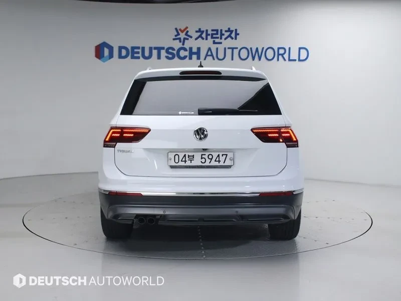 VW Tiguan 2.0 TDI PREMIUM, снимка 4 - Автомобили и джипове - 55295755