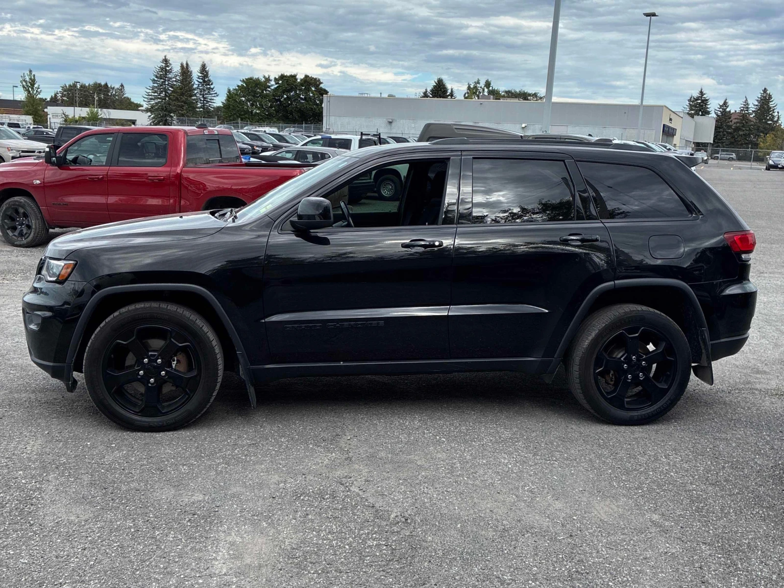 Jeep Grand cherokee Upland* CARFAX* АВТОКРЕДИТ БЕЗ ПЪРВОНАЧАЛНА ВНОСКА, снимка 2 - Автомобили и джипове - 56126672