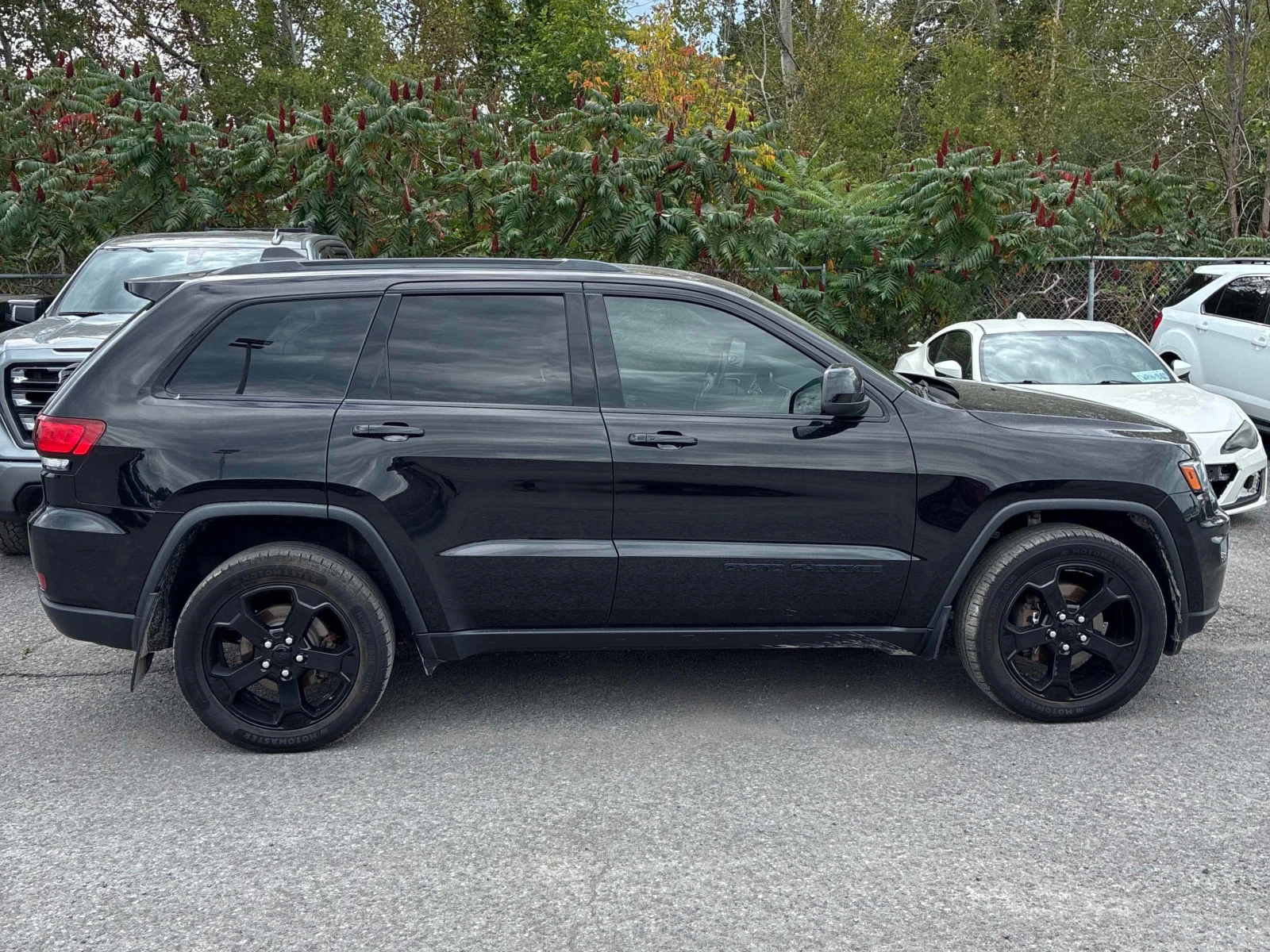 Jeep Grand cherokee Upland* CARFAX* АВТОКРЕДИТ БЕЗ ПЪРВОНАЧАЛНА ВНОСКА, снимка 3 - Автомобили и джипове - 56126672