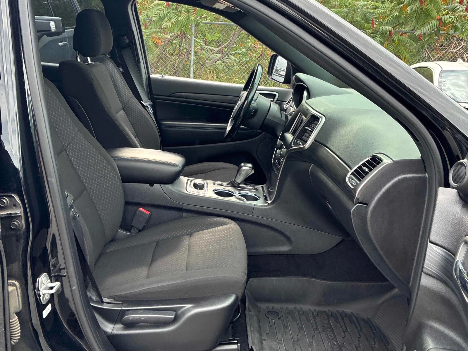 Jeep Grand cherokee Upland* CARFAX* АВТОКРЕДИТ БЕЗ ПЪРВОНАЧАЛНА ВНОСКА, снимка 17 - Автомобили и джипове - 56126672
