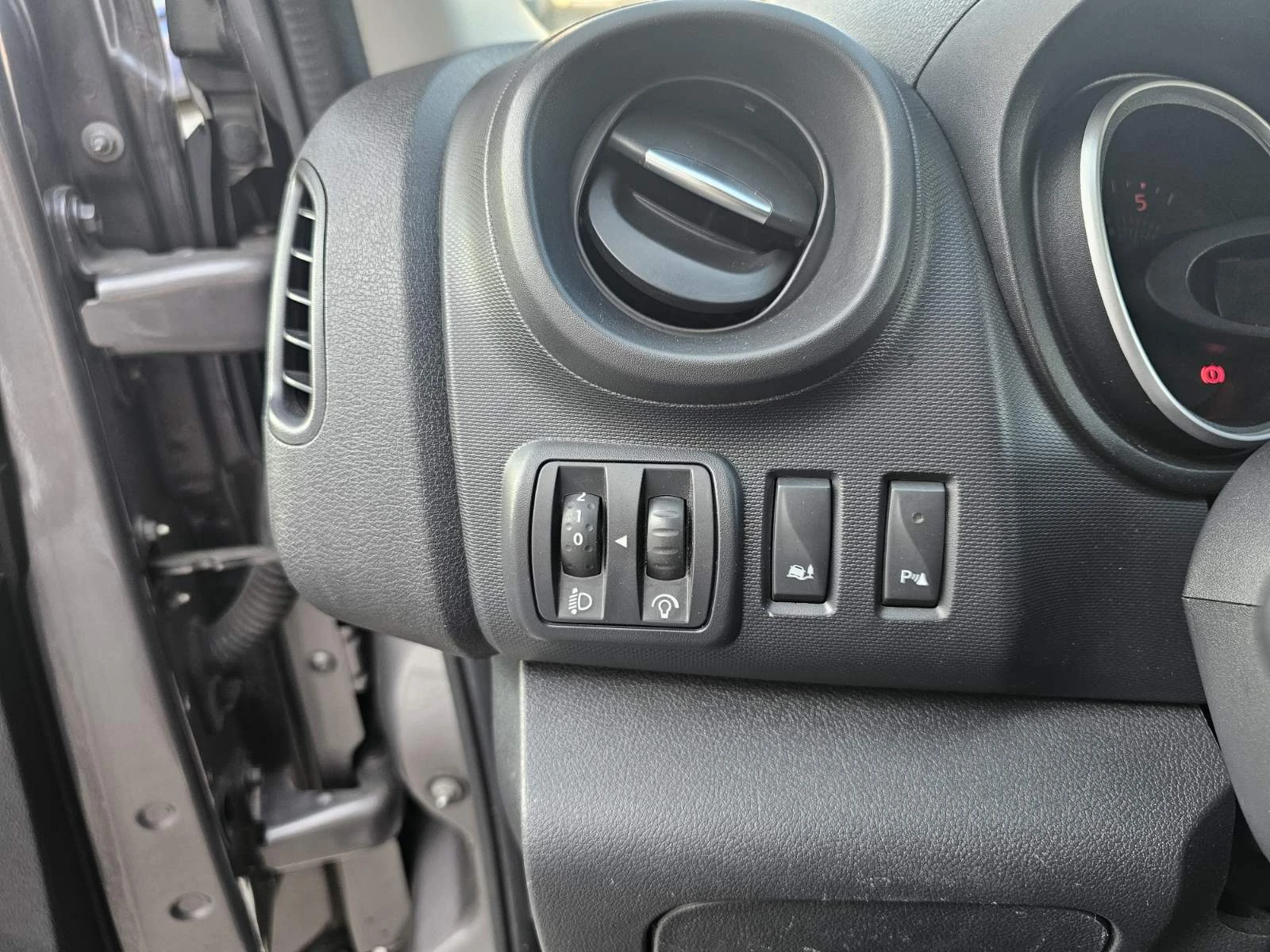 Renault Trafic 2.0 dCi 120 8+ 1 - изображение 9