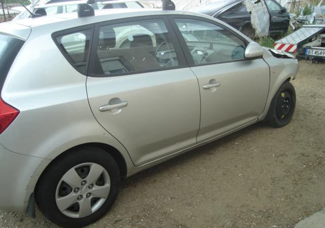 Kia Ceed 1.6CRDI, снимка 4 - Автомобили и джипове - 33352641