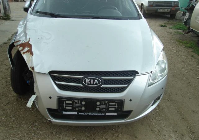 Kia Ceed 1.6CRDI, снимка 5 - Автомобили и джипове - 33352641