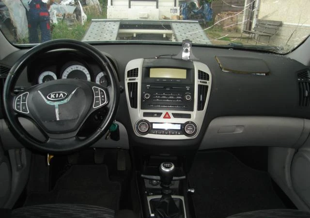 Kia Ceed 1.6CRDI, снимка 10 - Автомобили и джипове - 33352641