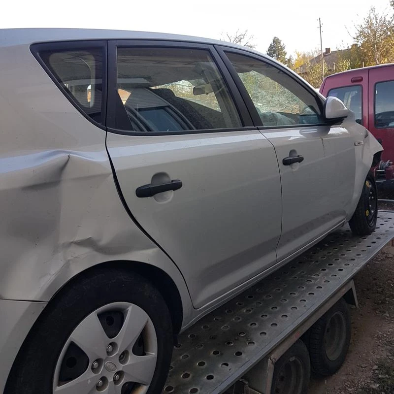 Kia Ceed 1.6CRDI, снимка 2 - Автомобили и джипове - 33352641