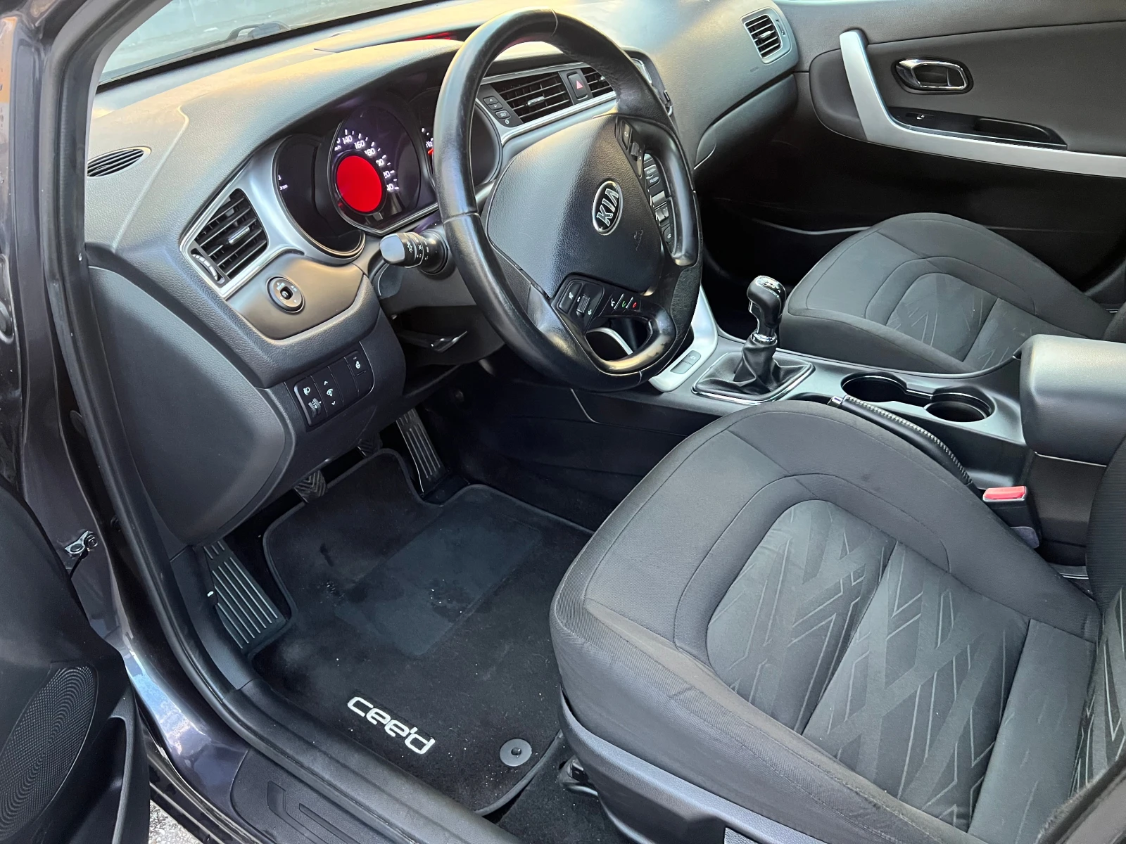 Kia Ceed 1.4 CVVT 100 кс, снимка 6 - Автомобили и джипове - 54579083