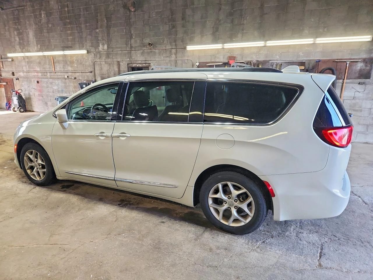 Chrysler Pacifica 3.6l Touring L, снимка 2 - Автомобили и джипове - 56601751
