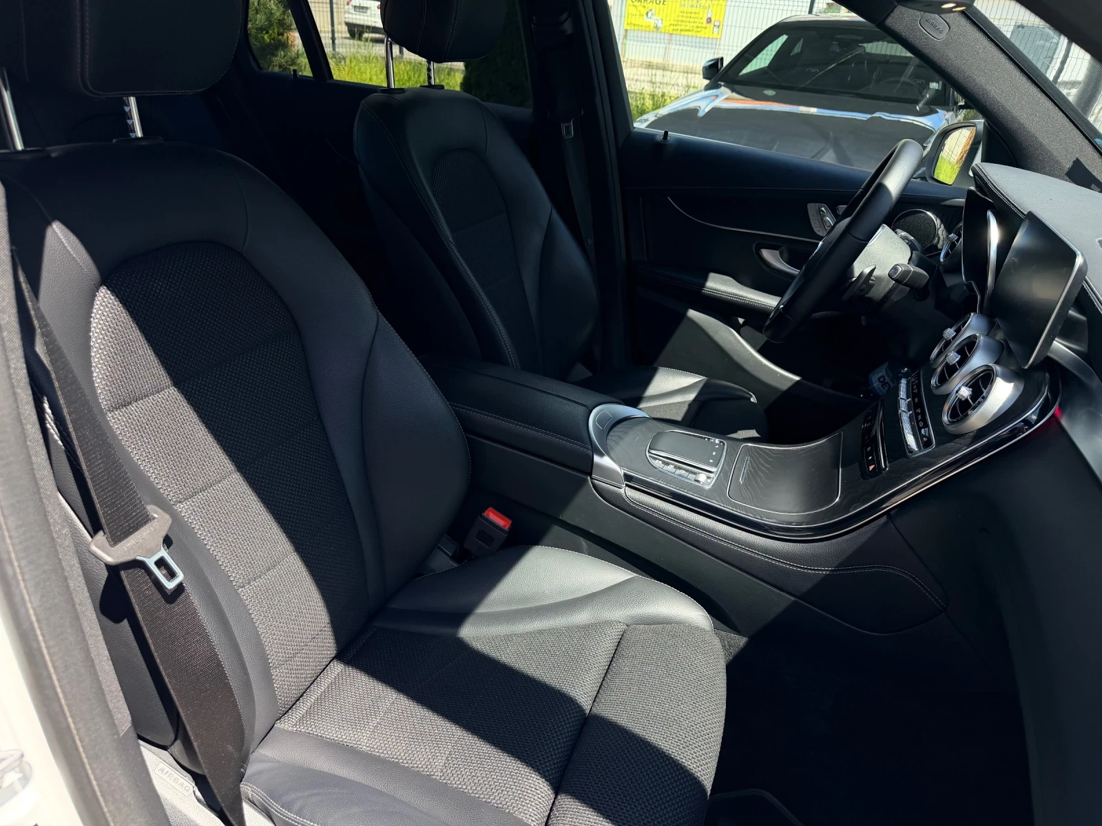 Mercedes-Benz GLC 220 d 4Matic Widescreen PANO Keyless Distronic Memory, снимка 16 - Автомобили и джипове - 54426988