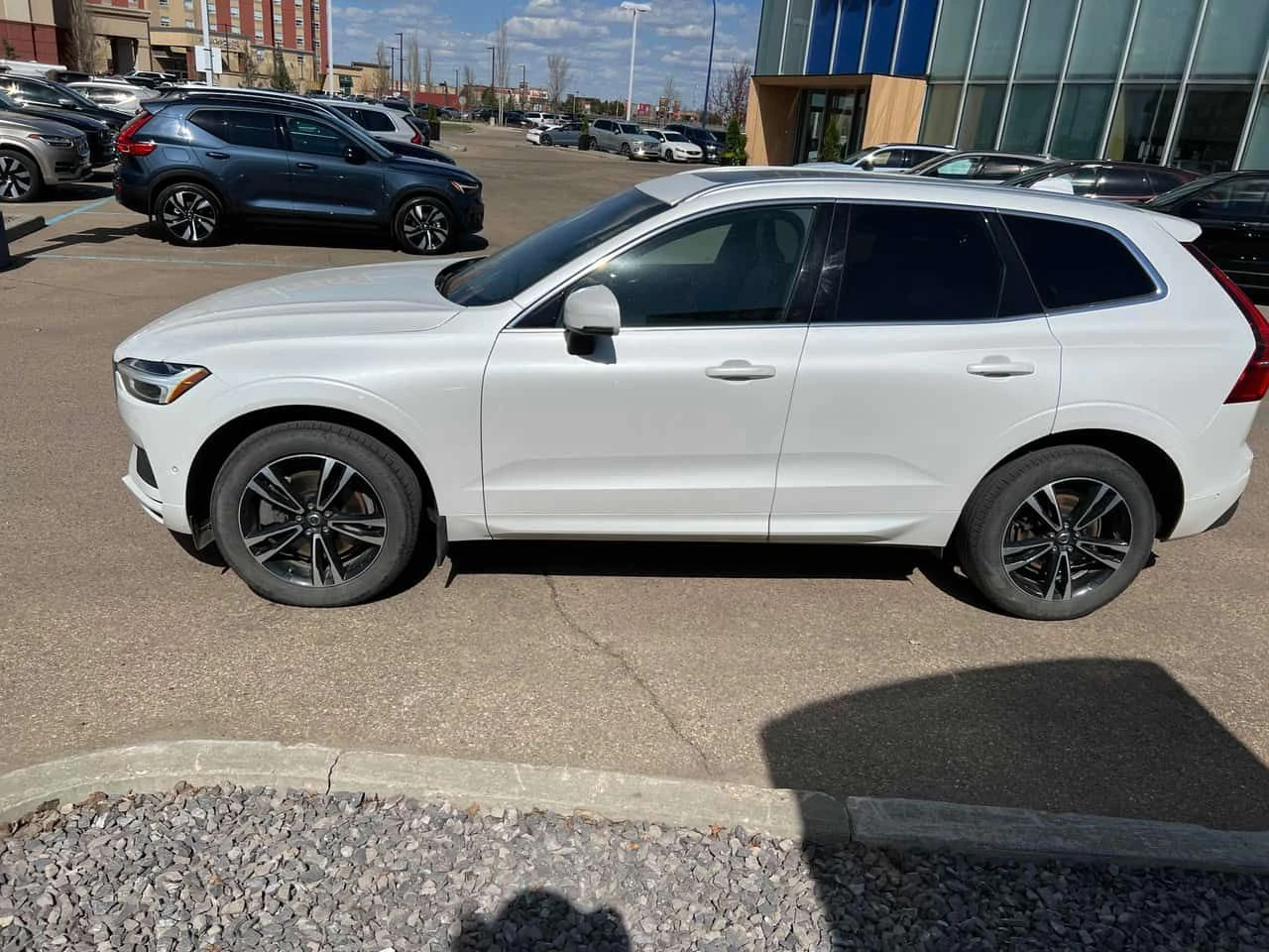 Volvo XC60 * Momentum * PANO* KEYLESS* ПОДГРЕВ* , снимка 2 - Автомобили и джипове - 54513498