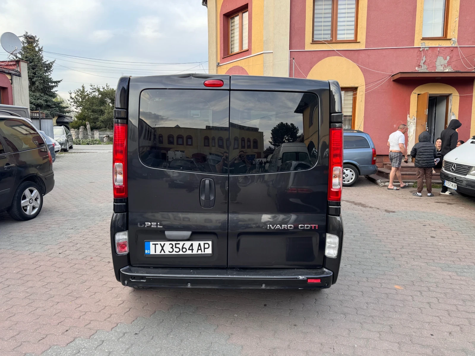 Opel Vivaro, снимка 4 - Бусове и автобуси - 54368653