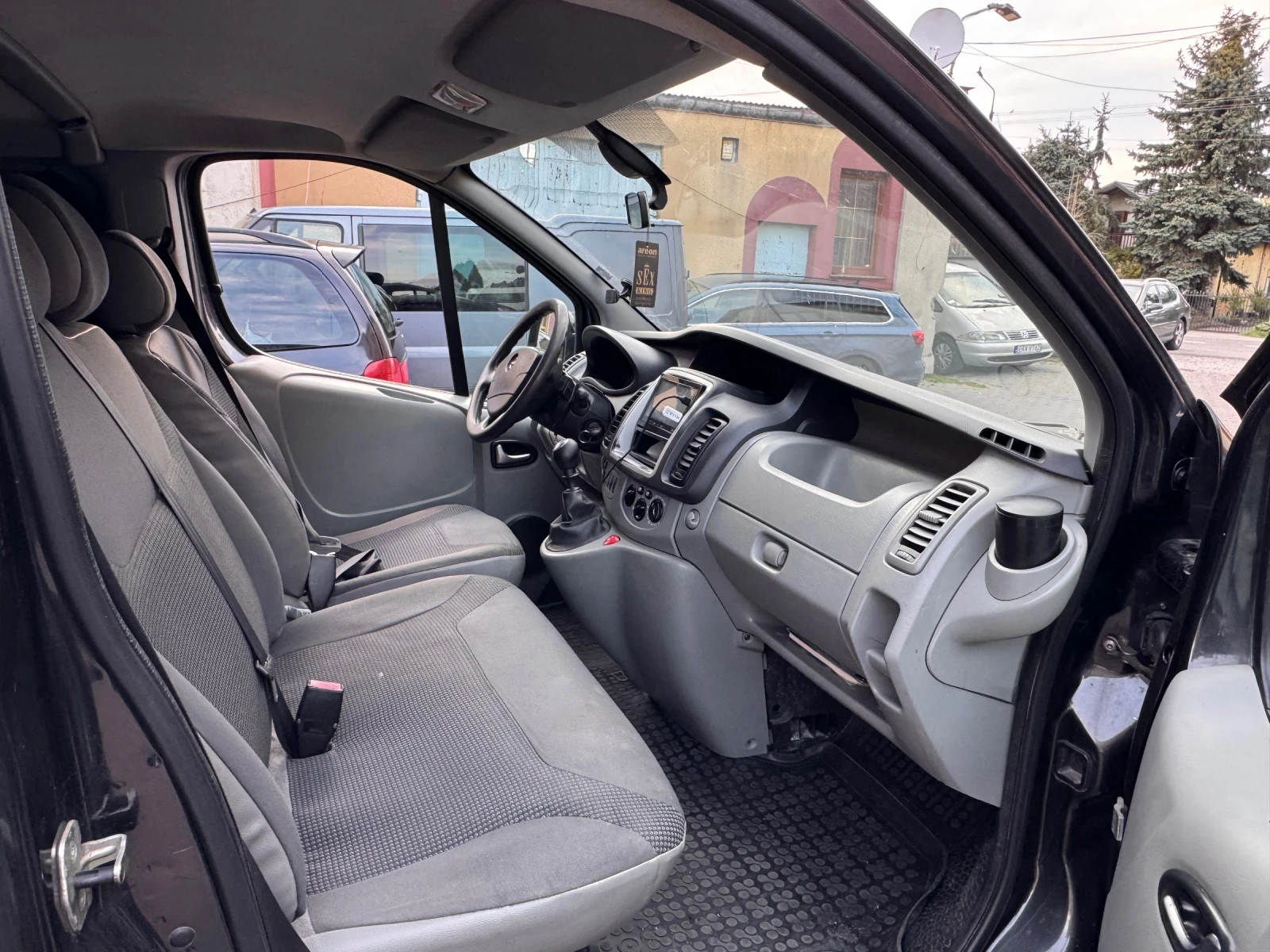 Opel Vivaro, снимка 5 - Бусове и автобуси - 54368653