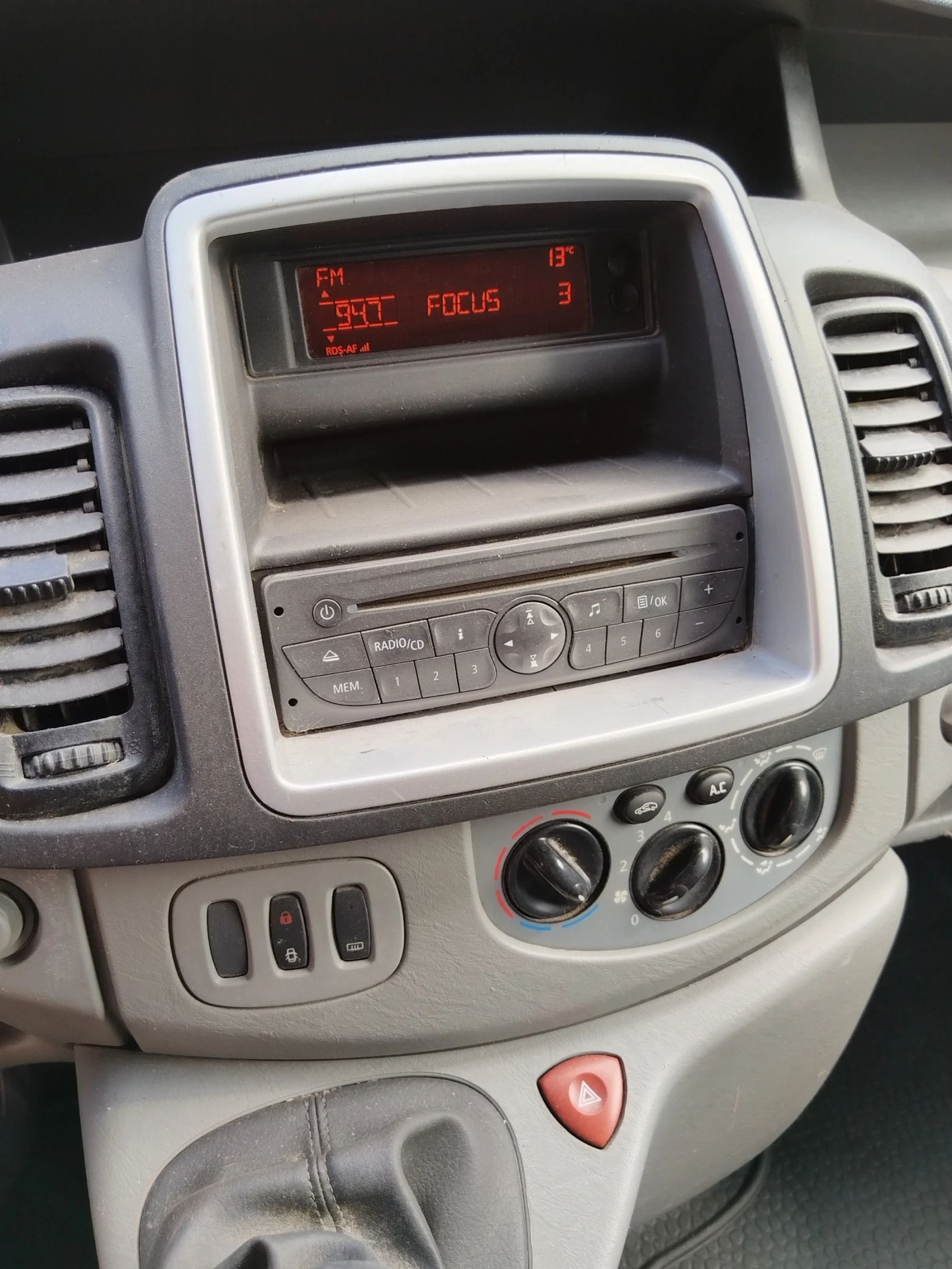 Opel Vivaro 2.0 114кс , снимка 7 - Бусове и автобуси - 56199079