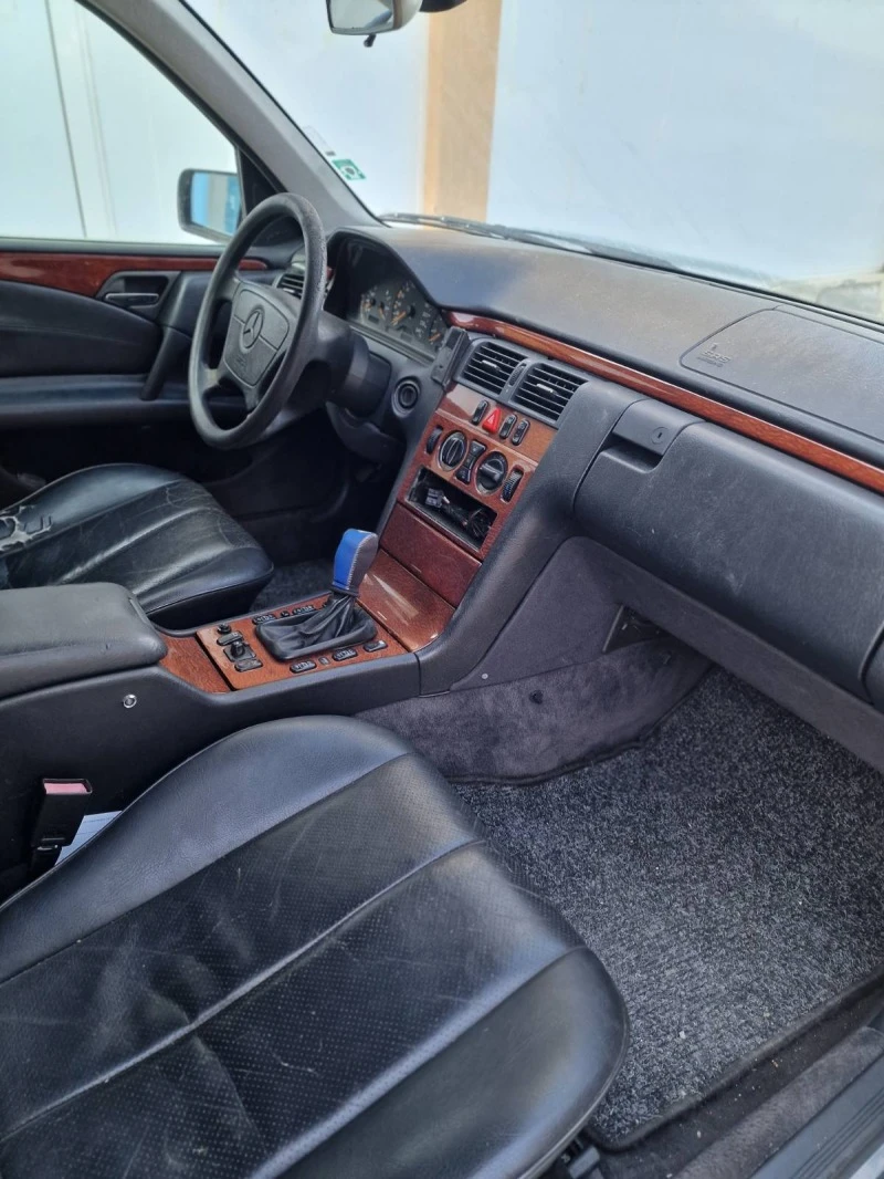 Mercedes-Benz E 200, снимка 8 - Автомобили и джипове - 43944333