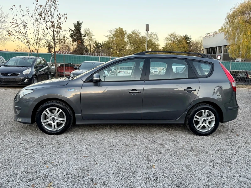 Hyundai I30 1.6i CW  * КЛИМАТРОНИК * 6 скорости * , снимка 2 - Автомобили и джипове - 52418266