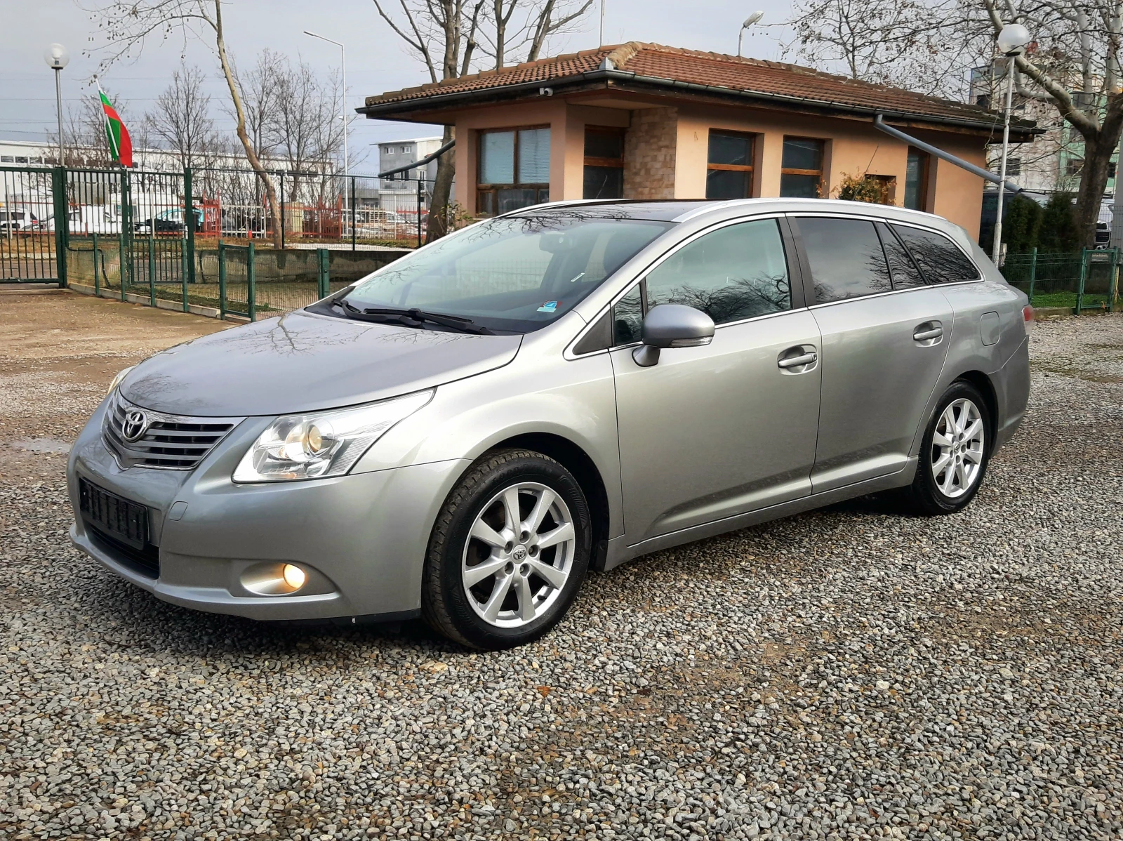 Toyota Avensis 2.0D4d 6ск. ПАНОРАМА + ПОДАРЪК 4бр. ГУМИ | Mobile.bg — изображение 1