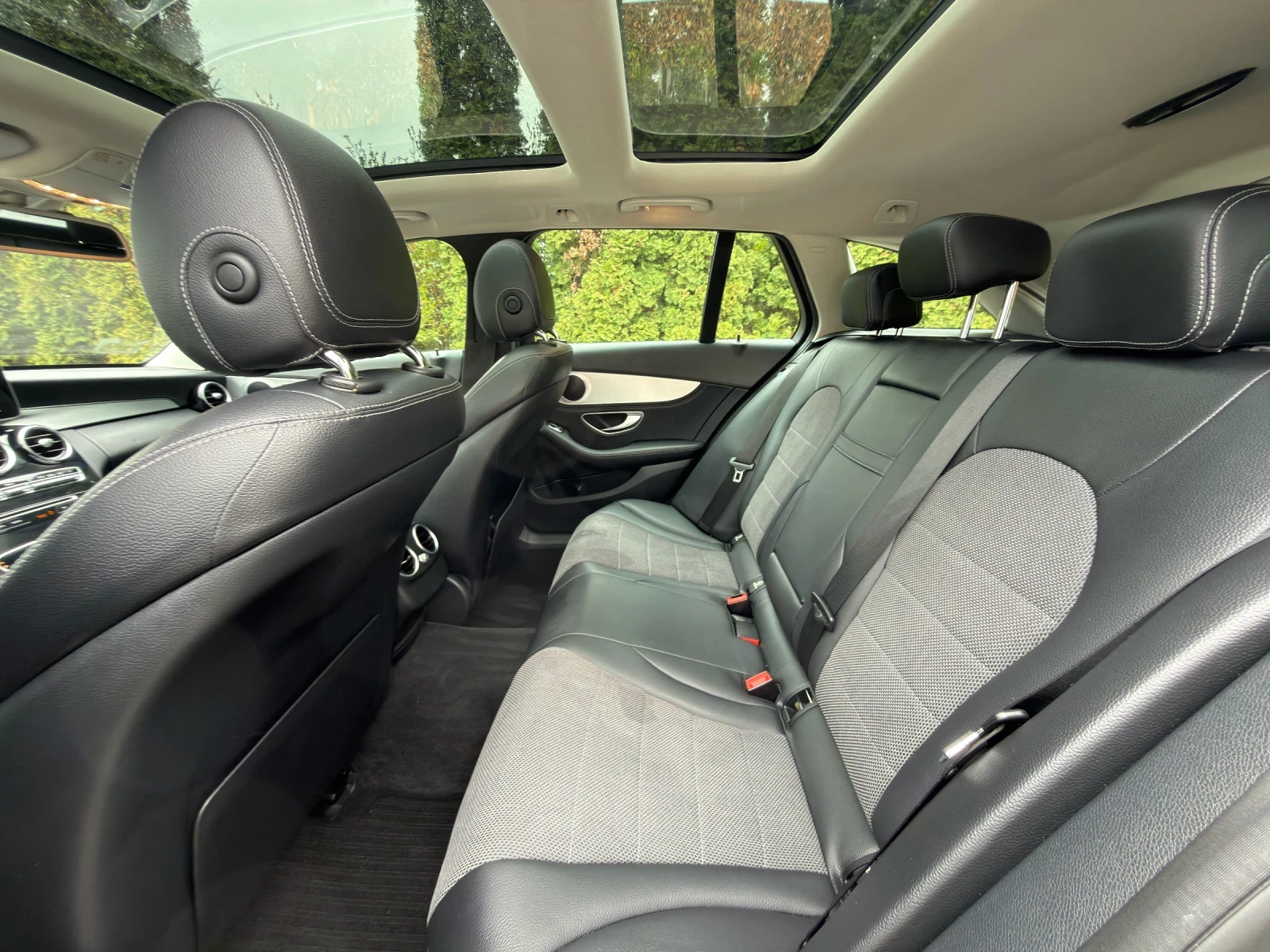 Mercedes-Benz C 220 d AMG/Avantgarde/Keyless/Panorama/Multibeam, снимка 9 - Автомобили и джипове - 54061327