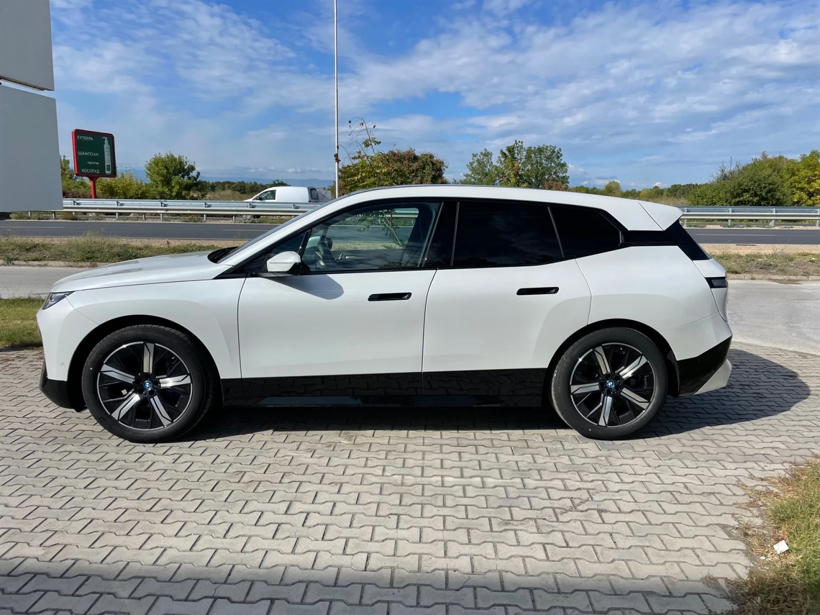 BMW iX xDrive40, снимка 3 - Автомобили и джипове - 55306713