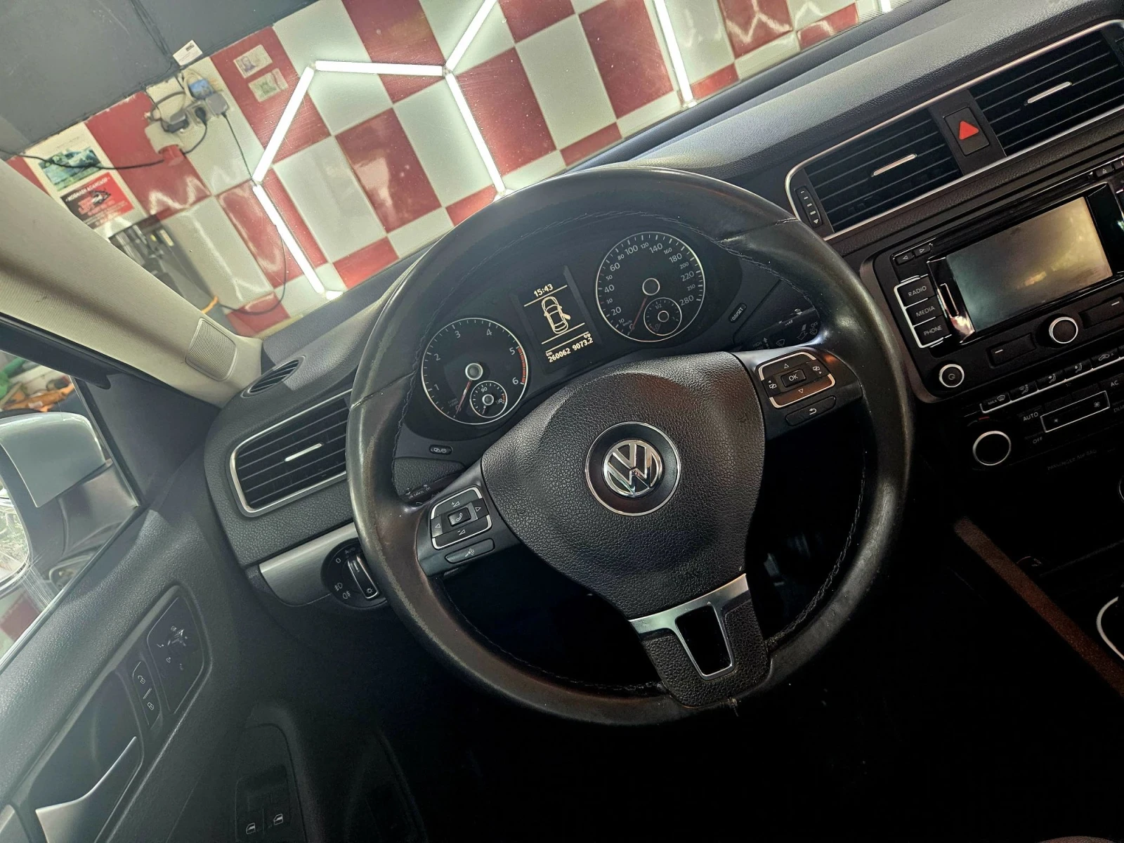 VW Jetta 1.6TDI Highline Executive 2013, снимка 13 - Автомобили и джипове - 55694569