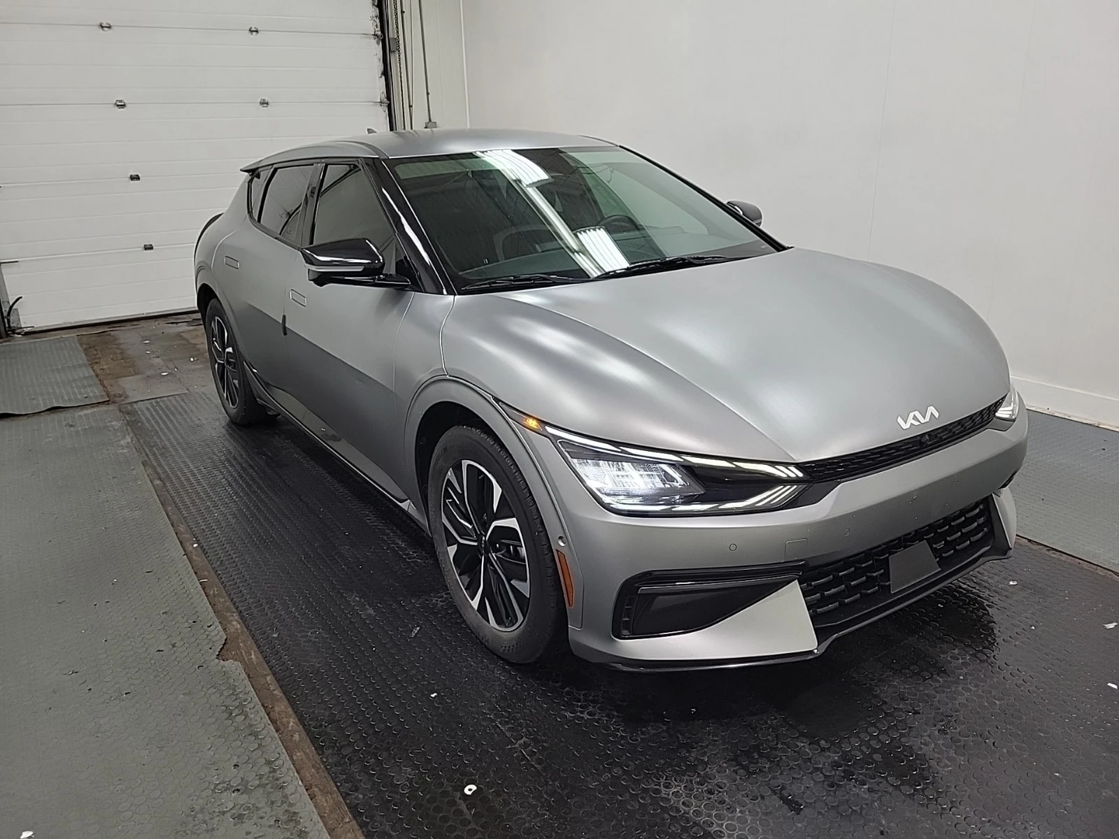 Kia EV6 LONG RANGE W/GT LINE PKG 1 * CARFAX / АВТОКРЕДИТ, снимка 2 - Автомобили и джипове - 55914486