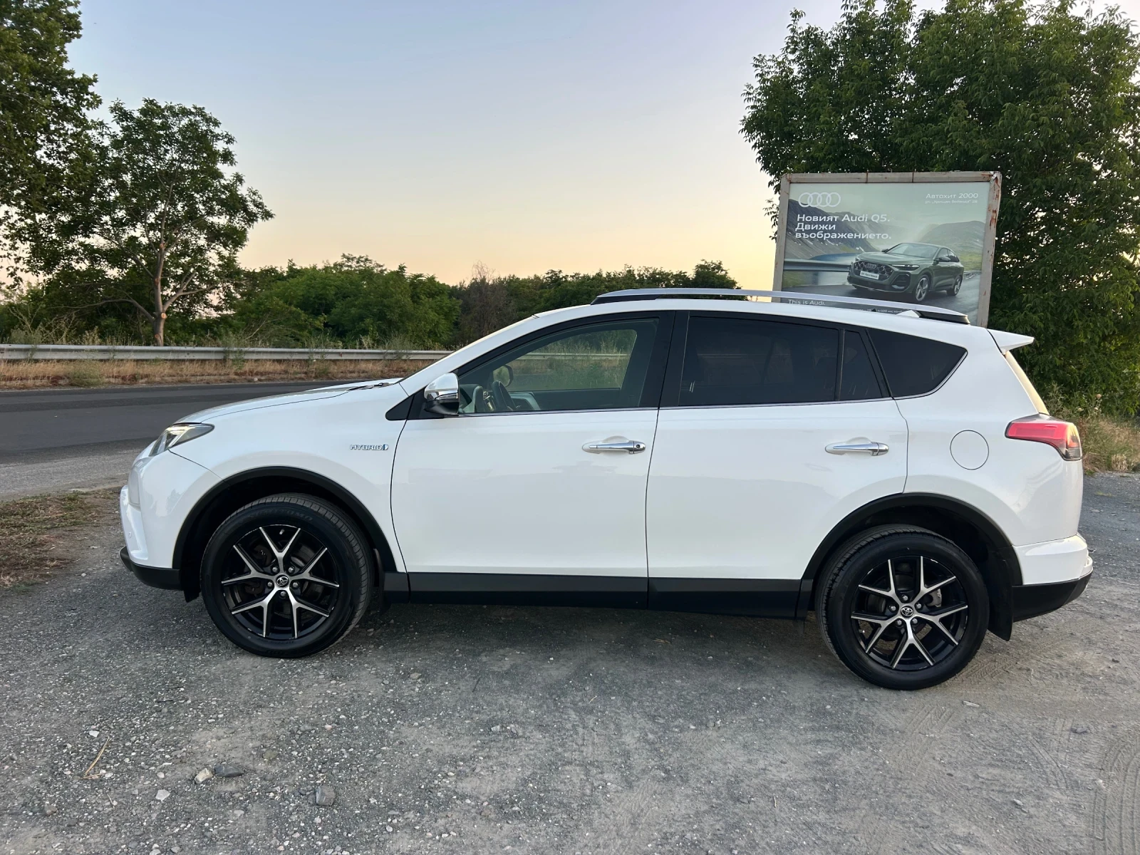 Toyota Rav4 2.5 HYBRID / 4X4 / КАМЕРА / ТРИ КЛЮЧА / ЕВРО6+  - изображение 8