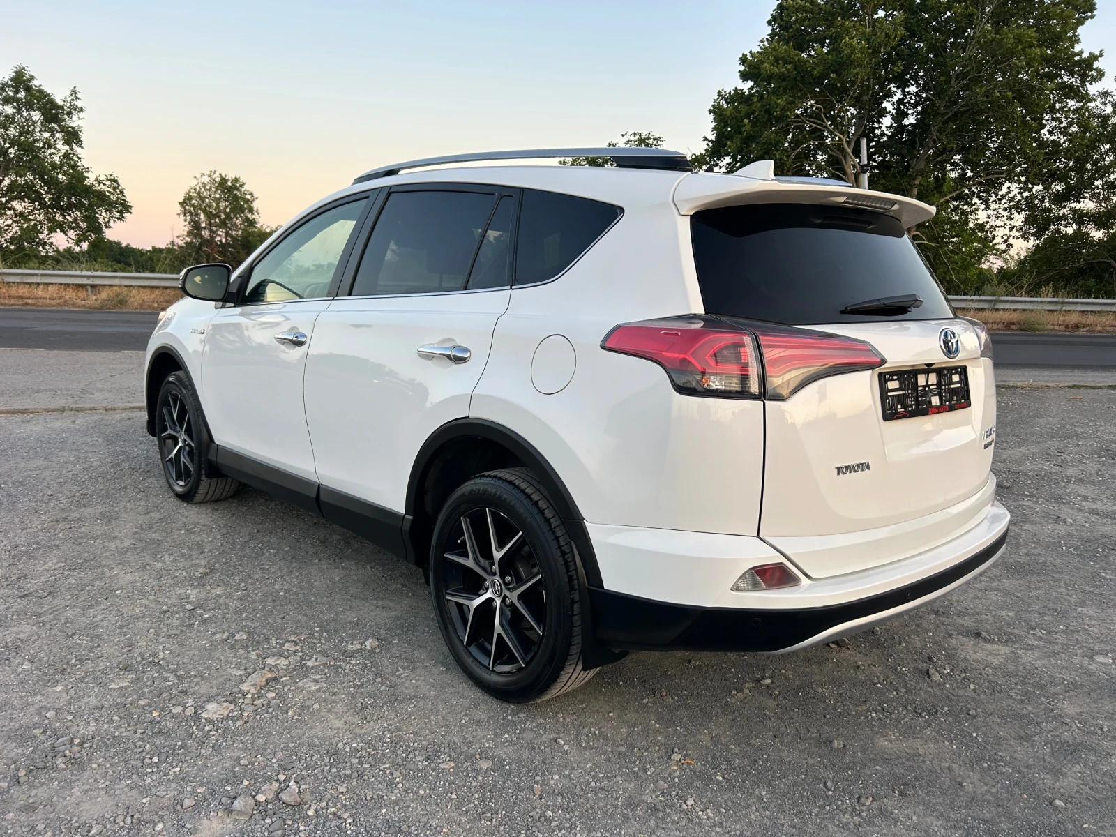 Toyota Rav4 2.5 HYBRID / 4X4 / КАМЕРА / ТРИ КЛЮЧА / ЕВРО6+  - изображение 7