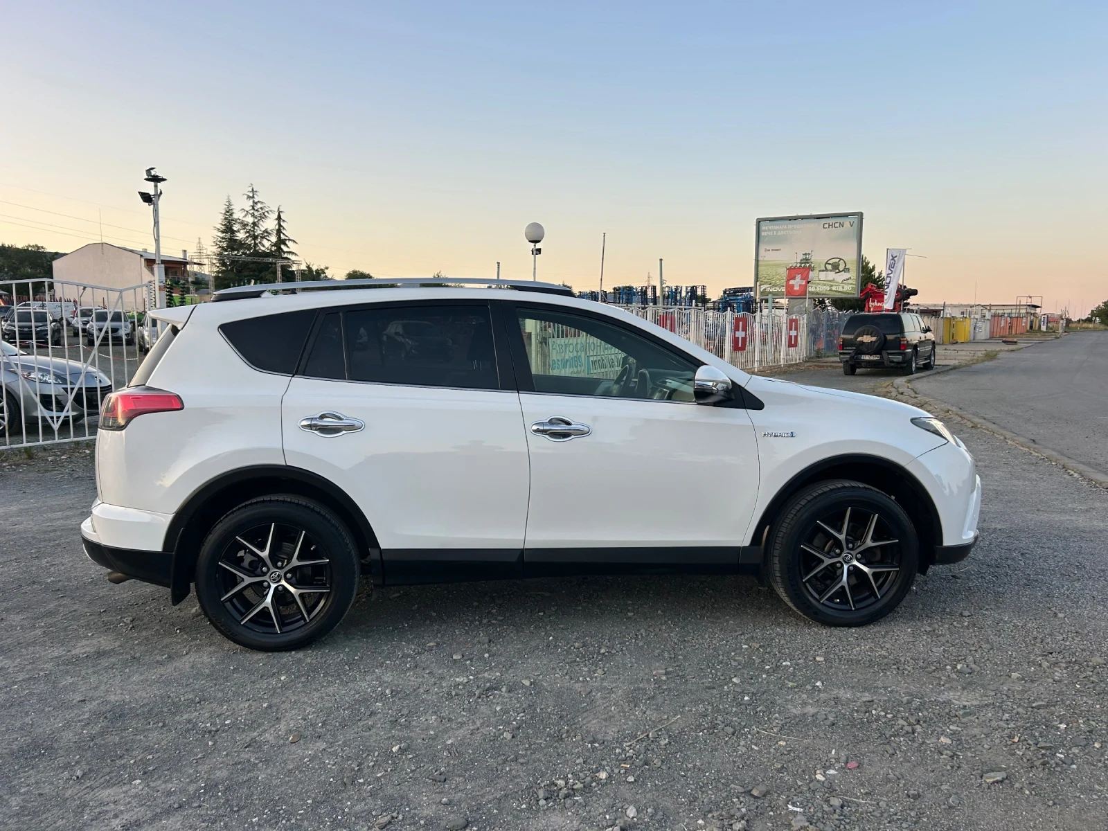 Toyota Rav4 2.5 HYBRID / 4X4 / КАМЕРА / ТРИ КЛЮЧА / ЕВРО6+  - изображение 4