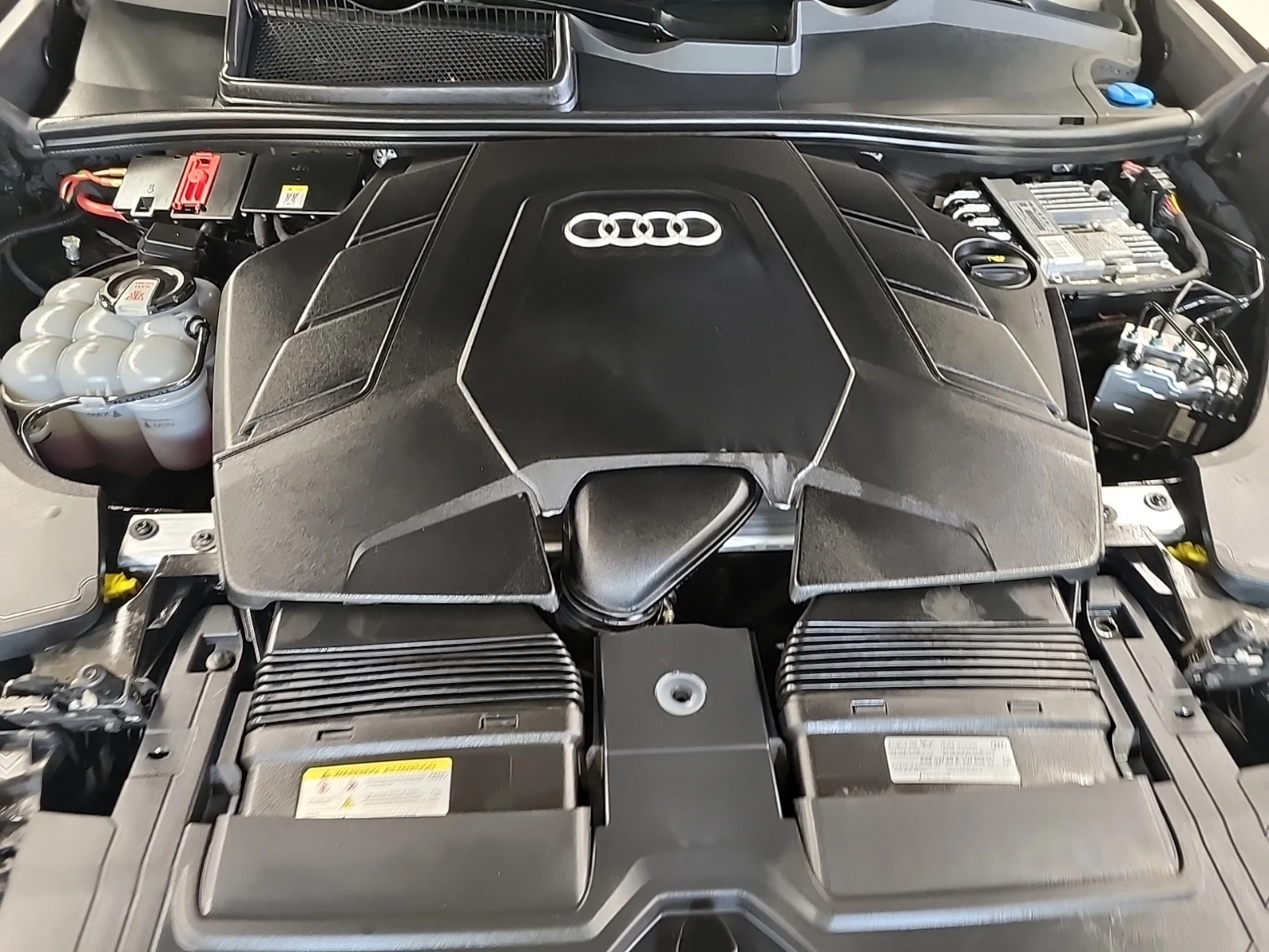 Audi Q8 TECHNIK / АВТОКРЕДИТ, снимка 16 - Автомобили и джипове - 56124440