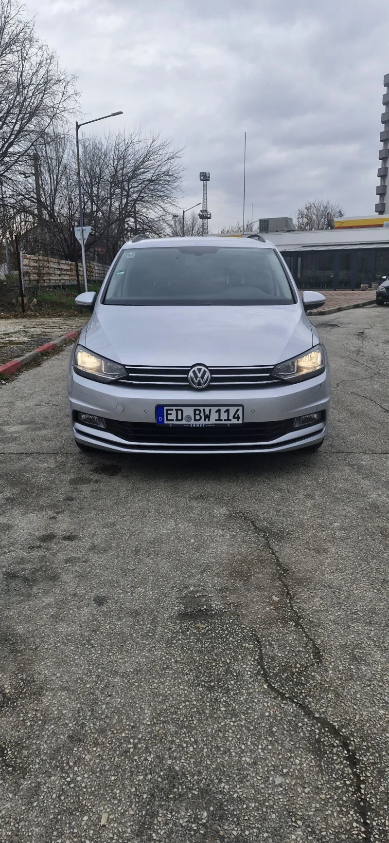 VW Touran 1.6 дизе 110к.с. Автоматик, Навигация, Фул екстри , снимка 2 - Автомобили и джипове - 49342744