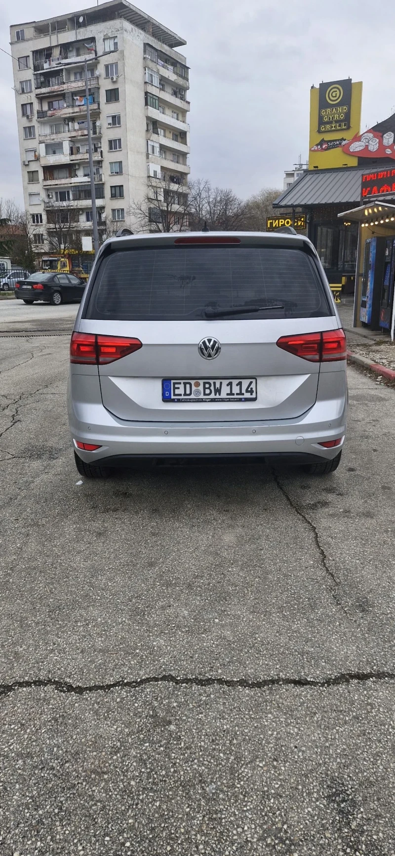 VW Touran 1.6 дизе 110к.с. Автоматик, Навигация, Фул екстри , снимка 7 - Автомобили и джипове - 49342744