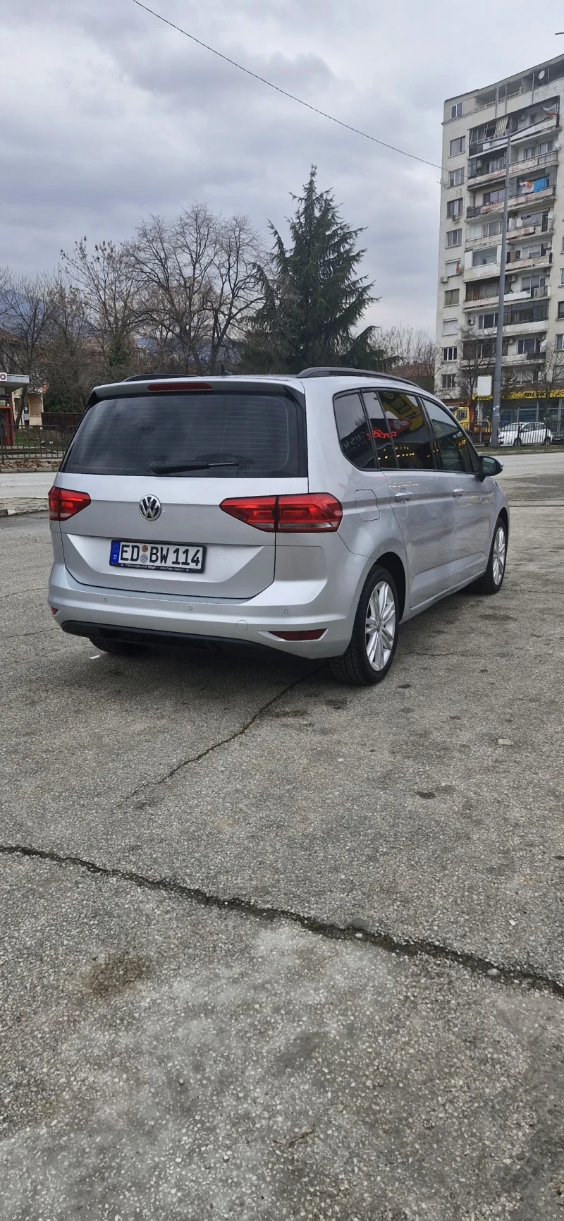 VW Touran 1.6 дизе 110к.с. Автоматик, Навигация, Фул екстри , снимка 6 - Автомобили и джипове - 49342744