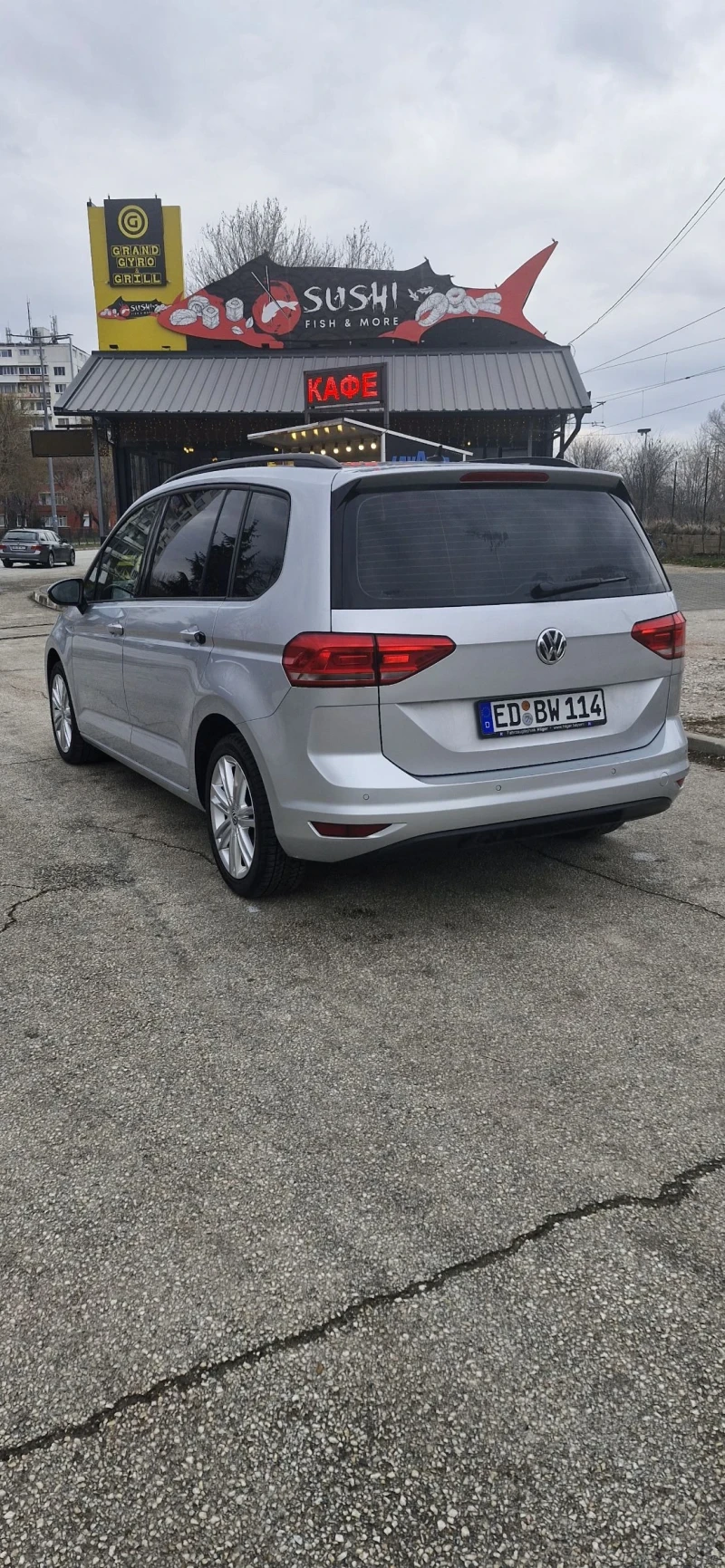 VW Touran 1.6 дизе 110к.с. Автоматик, Навигация, Фул екстри , снимка 8 - Автомобили и джипове - 49342744