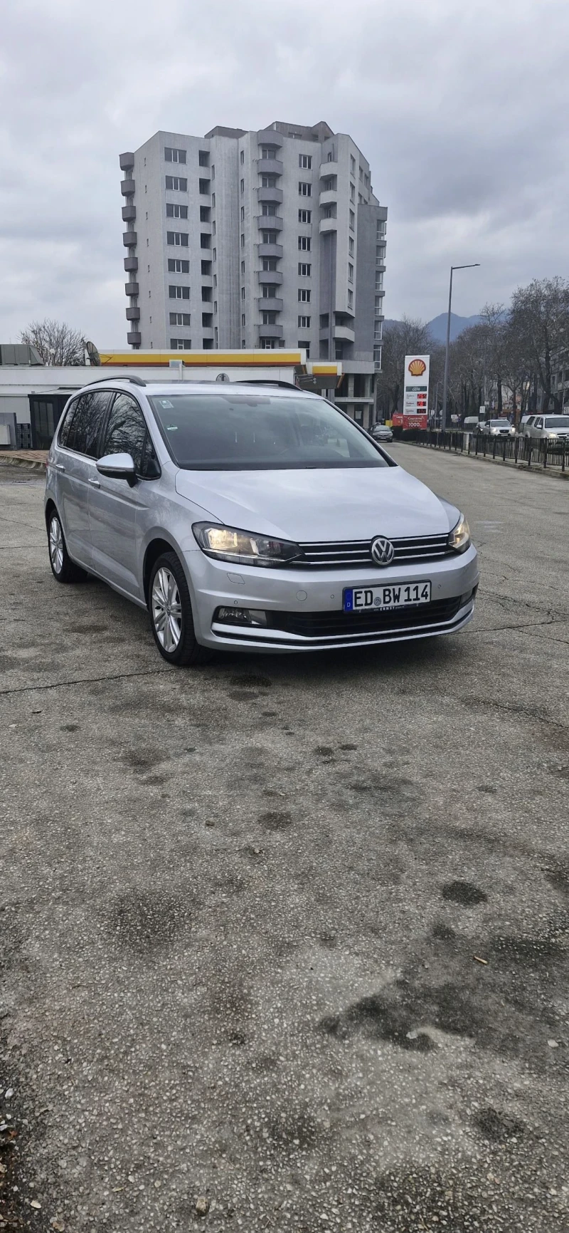 VW Touran 1.6 дизе 110к.с. Автоматик, Навигация, Фул екстри , снимка 1 - Автомобили и джипове - 49342744