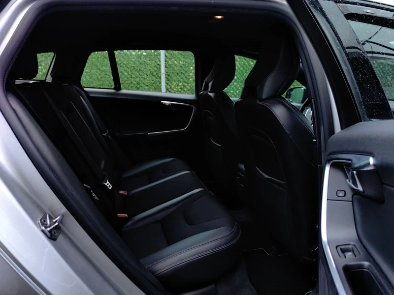Volvo V60 Cross Country 2.4 D4-190к.с Euro-6b Momentum AWD, снимка 15 - Автомобили и джипове - 52372608