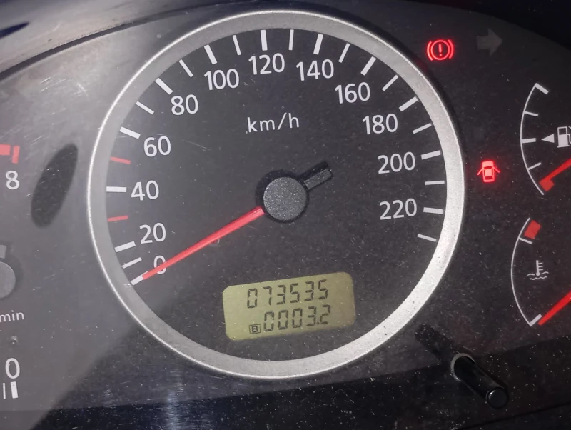 Nissan Almera tino 1.8 Acenta 73500km, снимка 10 - Автомобили и джипове - 52795034