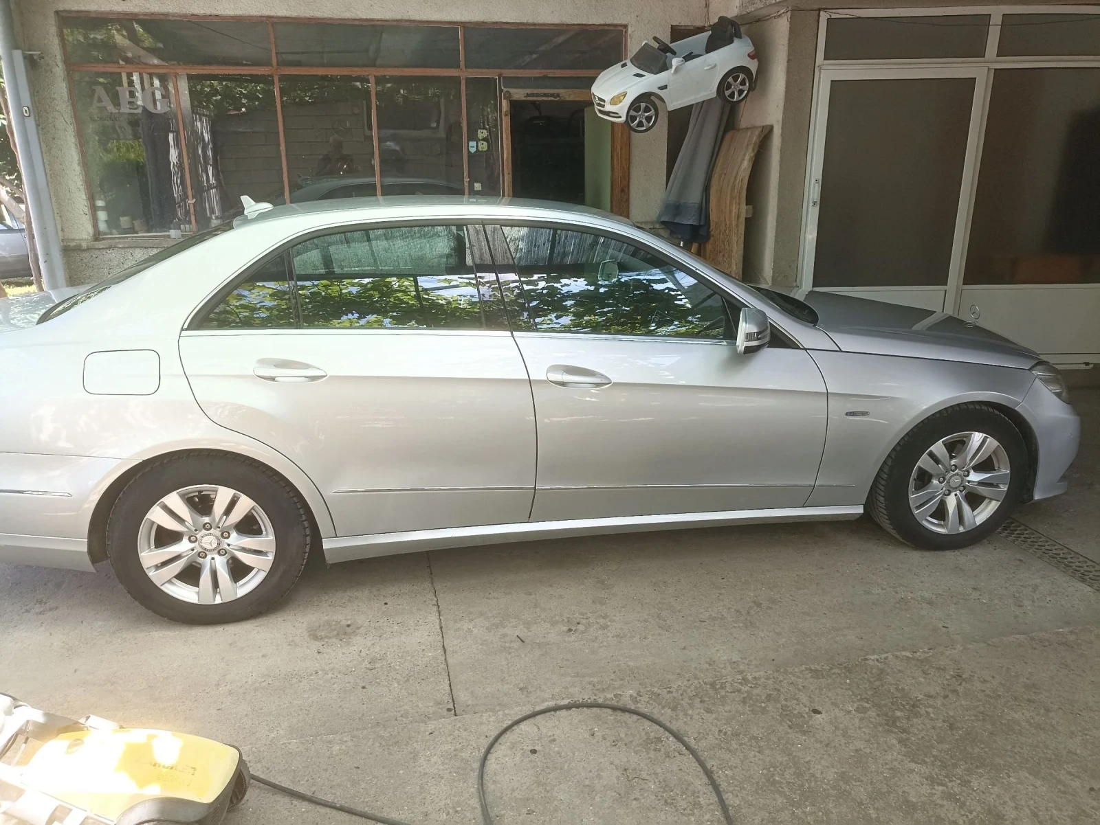 Mercedes-Benz E 220  - изображение 9
