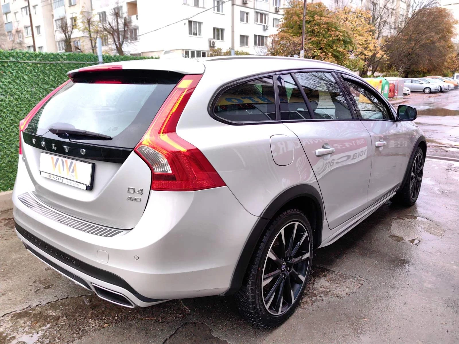 Volvo V60 Cross Country 2.4 D4-190к.с Euro-6b Momentum AWD - изображение 4