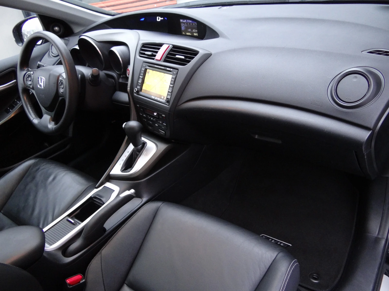 Honda Civic 1.8i-Auto/Koja/Navi/Panorama/Keyless/Xenon/Camera/ - изображение 10