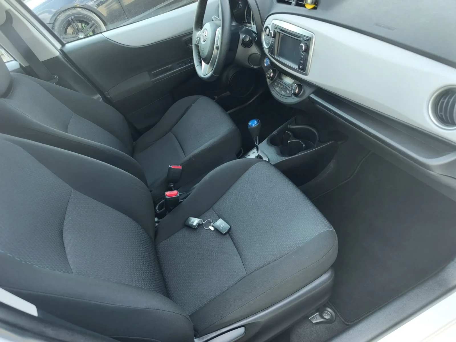 Toyota Yaris 1.5HYBRID LOUNGE NEW !!, снимка 10 - Автомобили и джипове - 54803048