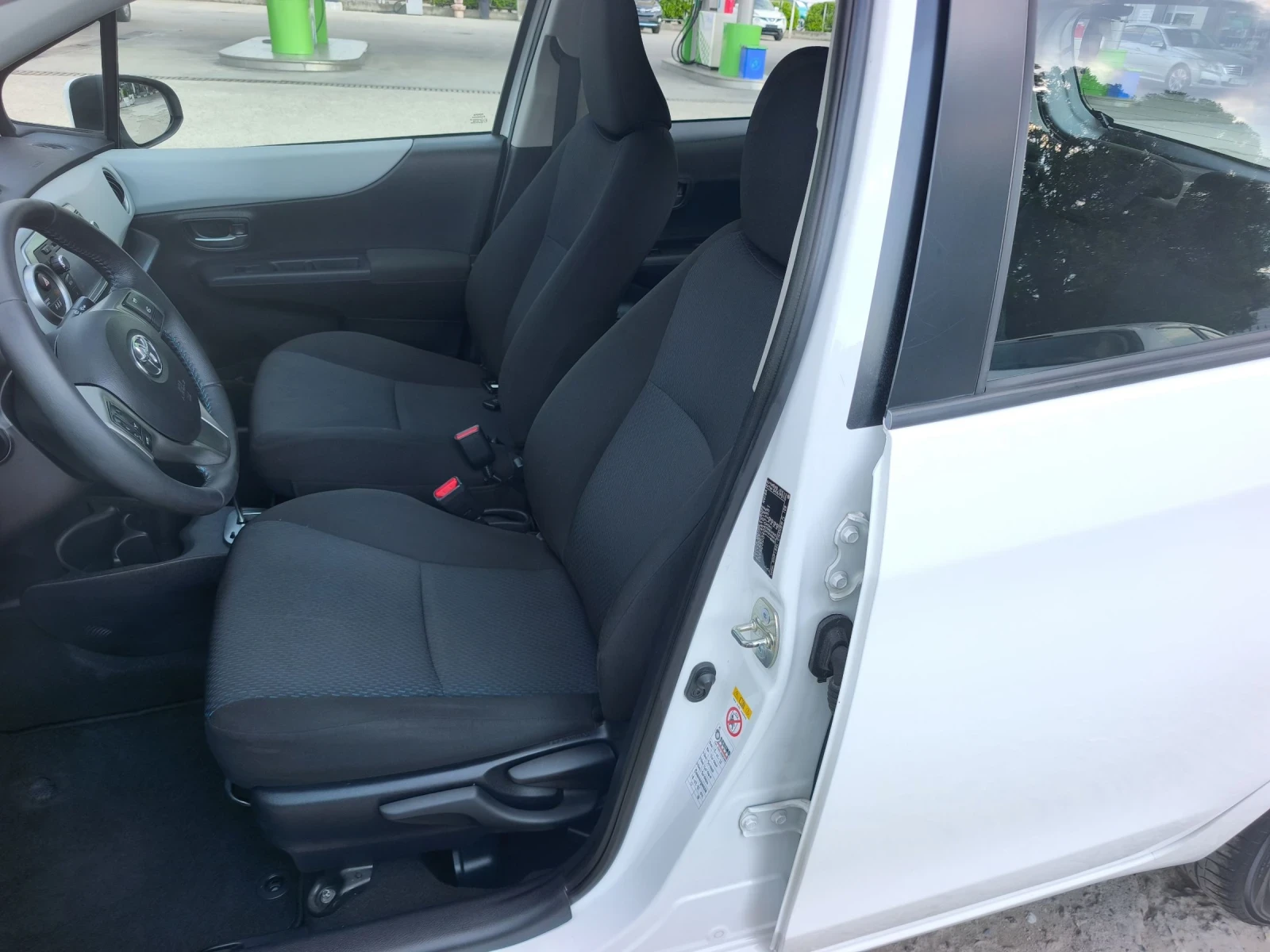 Toyota Yaris 1.5HYBRID LOUNGE NEW !!, снимка 8 - Автомобили и джипове - 54803048