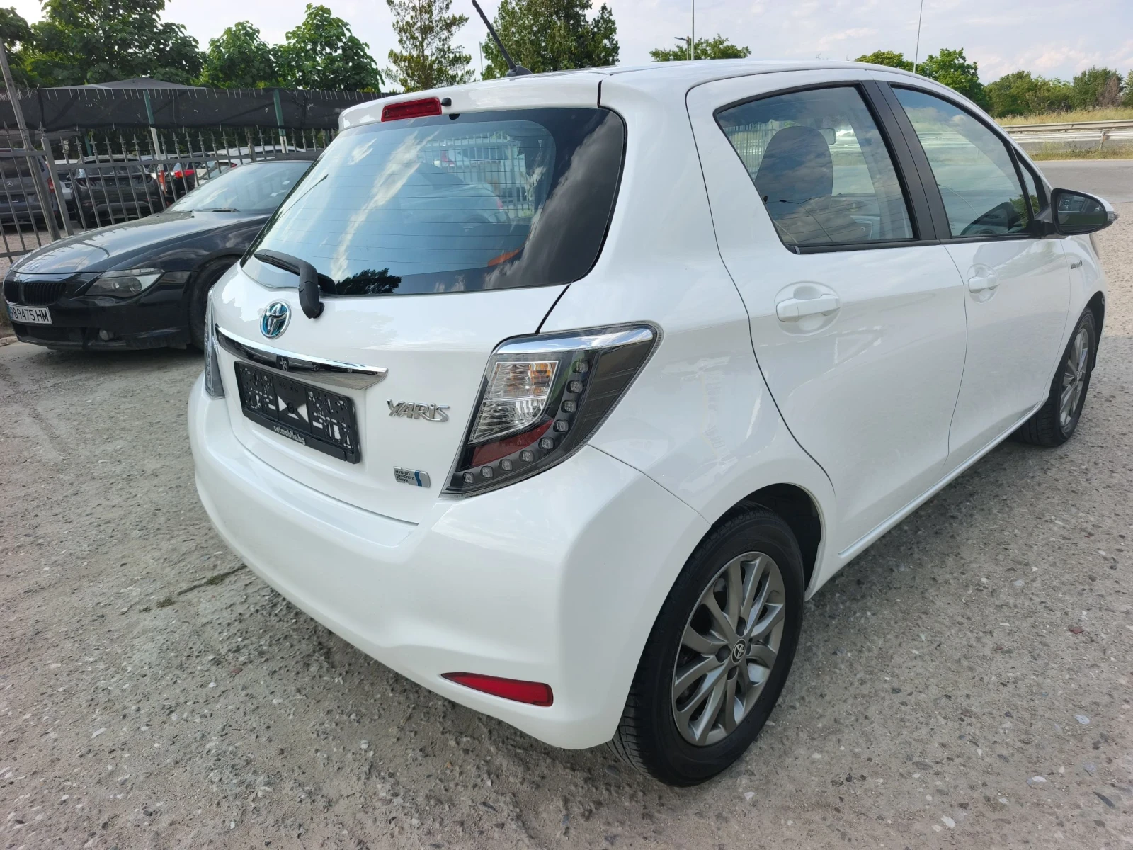 Toyota Yaris 1.5HYBRID LOUNGE NEW !!, снимка 4 - Автомобили и джипове - 54803048
