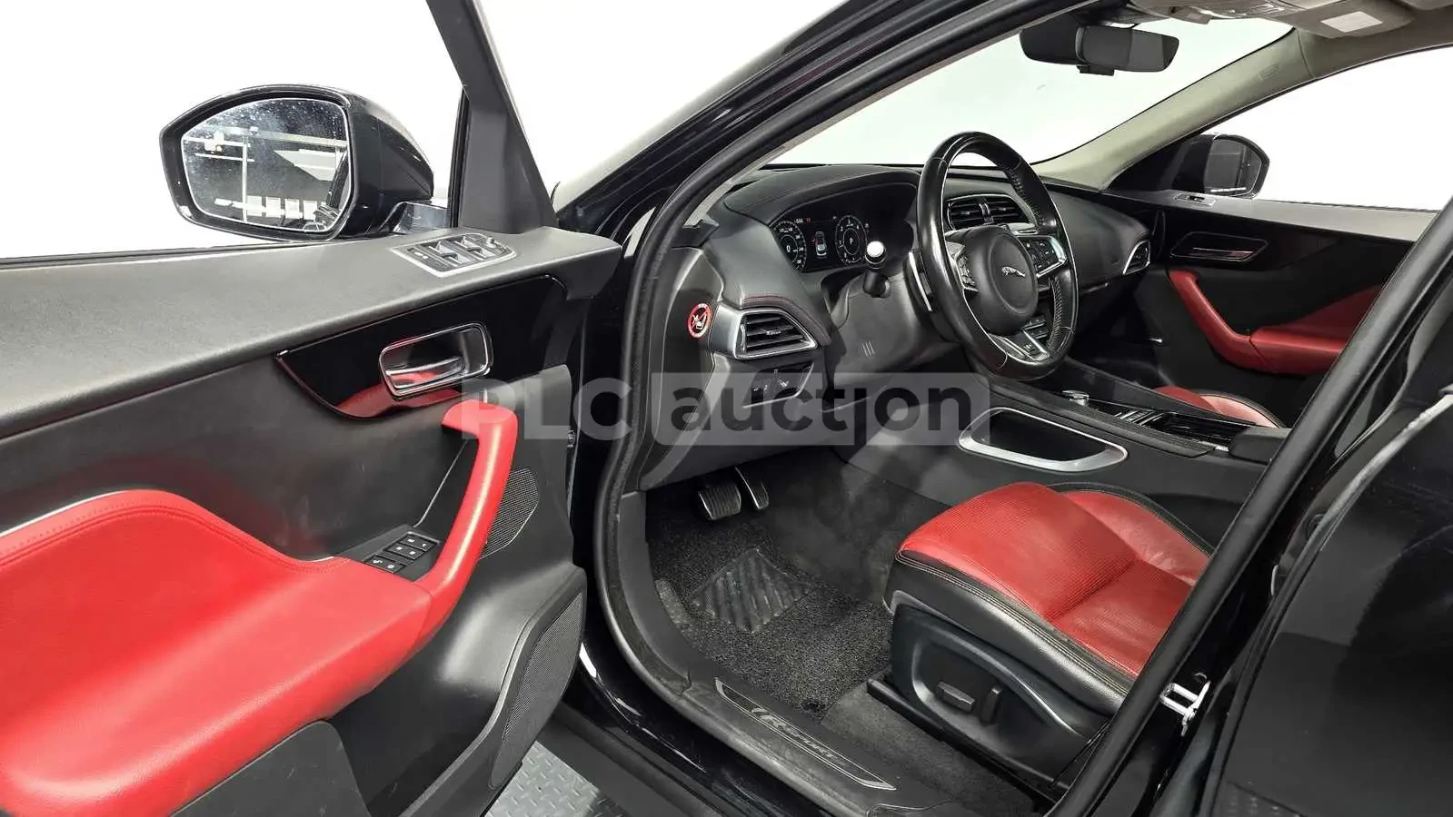 Jaguar E-pace ПОДГРЕВИ * ПАНО * KEYLESS * АВТОКРЕДИТ , снимка 10 - Автомобили и джипове - 54999342