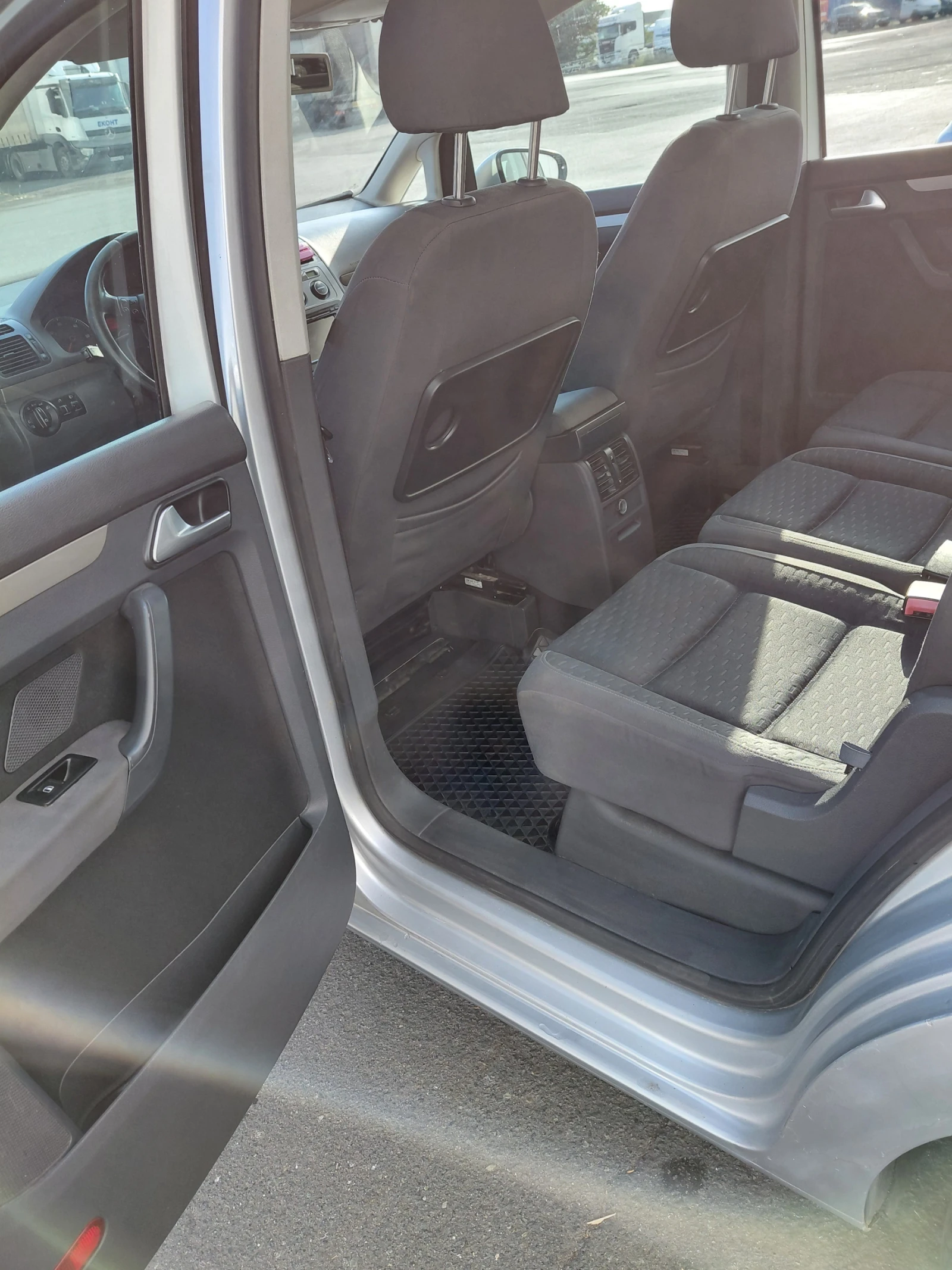 VW Touran Trendline, снимка 10 - Автомобили и джипове - 55837972