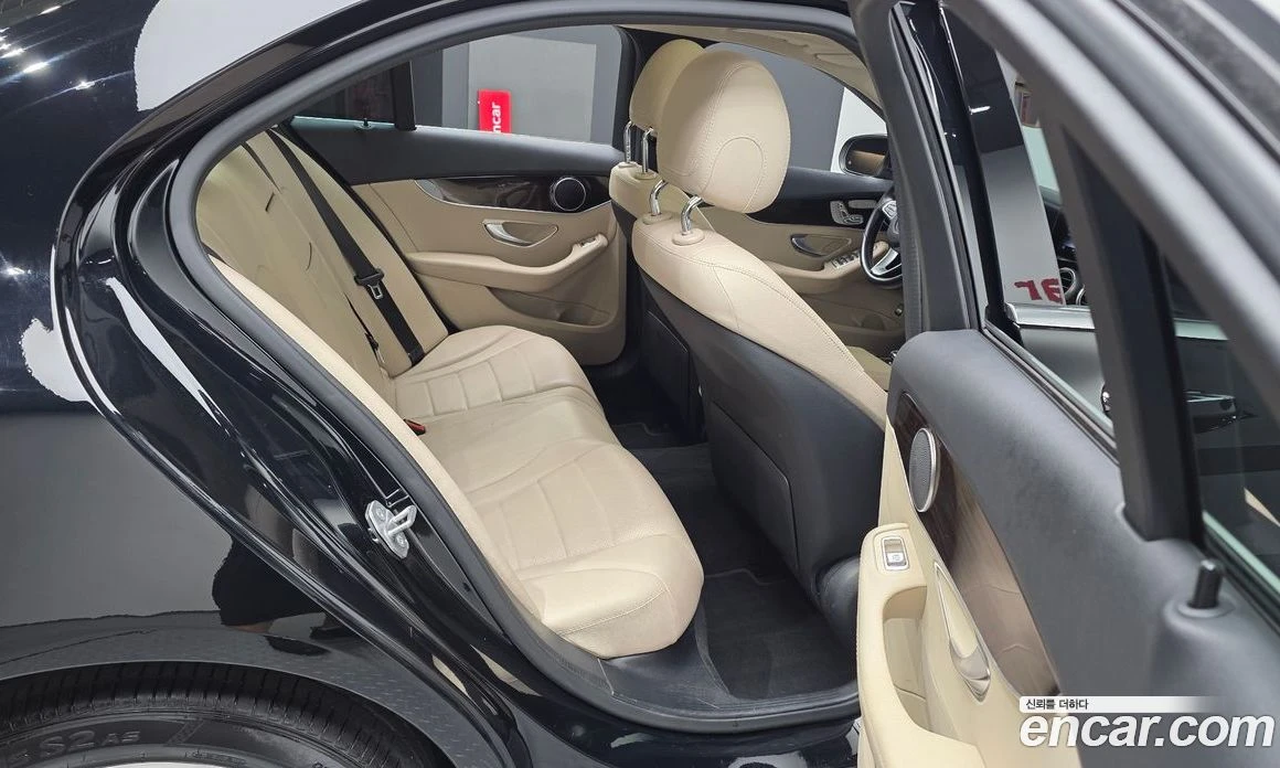 Mercedes-Benz C 300 C300 4MATIC, снимка 12 - Автомобили и джипове - 56117176