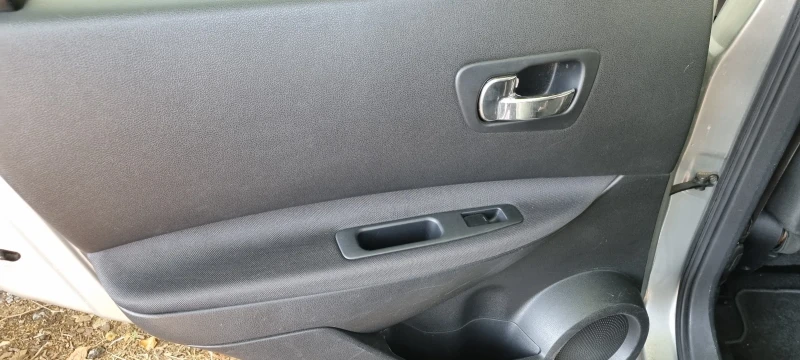 Nissan Qashqai 1.6i, снимка 8 - Автомобили и джипове - 51443455