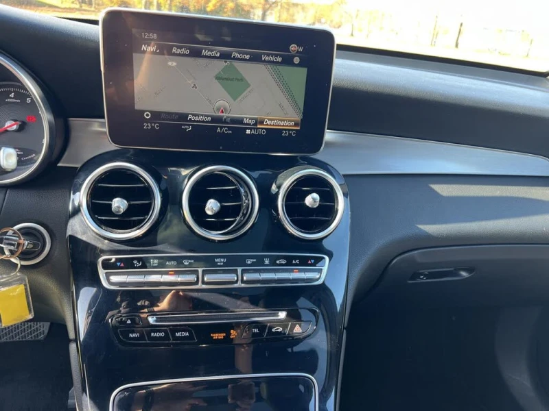 Mercedes-Benz GLC 350 HYBRID* PANO* KEYLESS* AMBIENT* 4MATIC* BLACK FRID, снимка 9 - Автомобили и джипове - 52585777